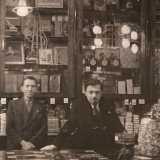 Noi abbiamo avuto la fortuna di apprenderla dalle memorie del torinese Attilio Germano, colui che diresse l�industria per oltre 15 anni (in foto l'ultimo a destra)